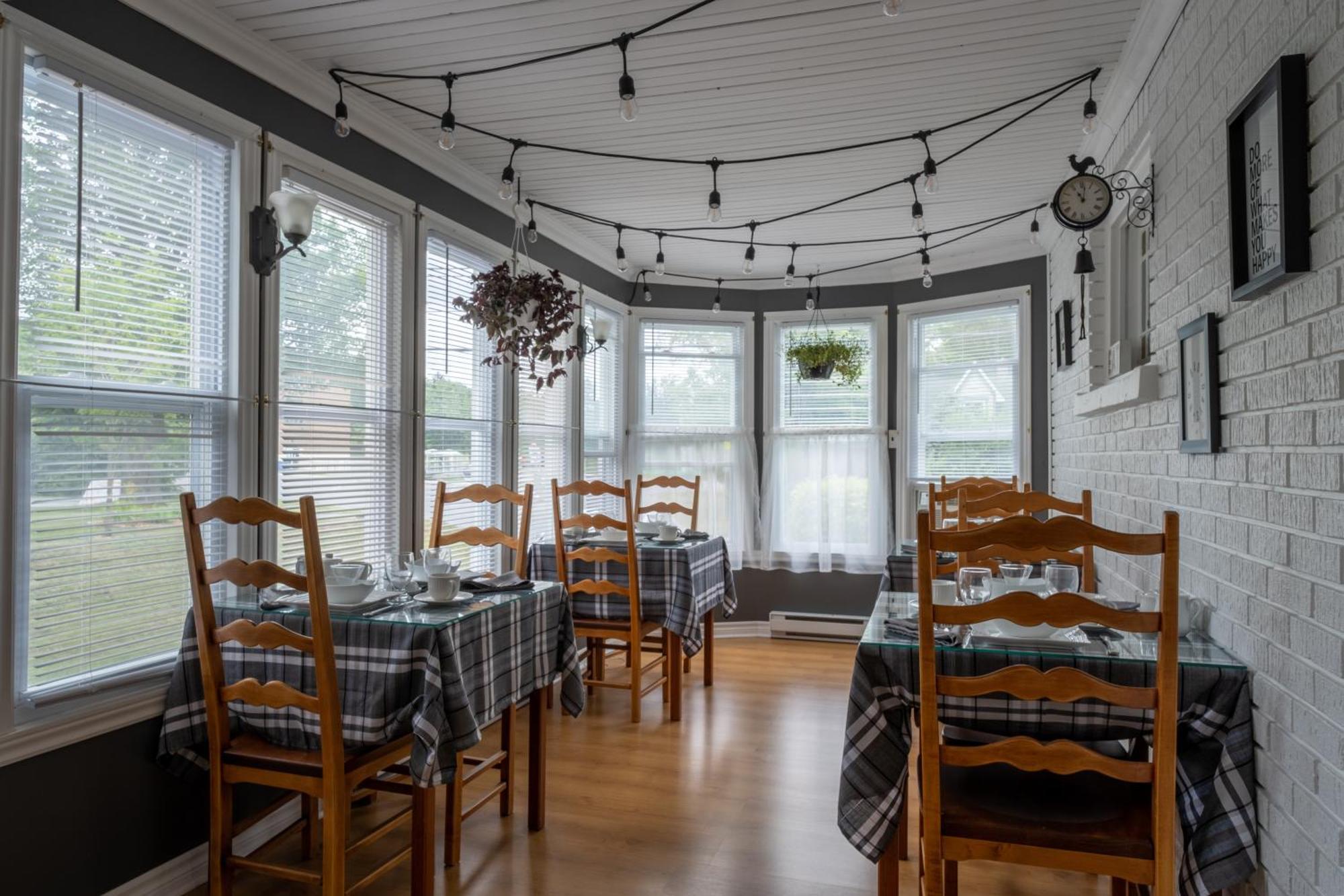 Au Coq Du Bonheur Bed & Breakfast Magog Luaran gambar