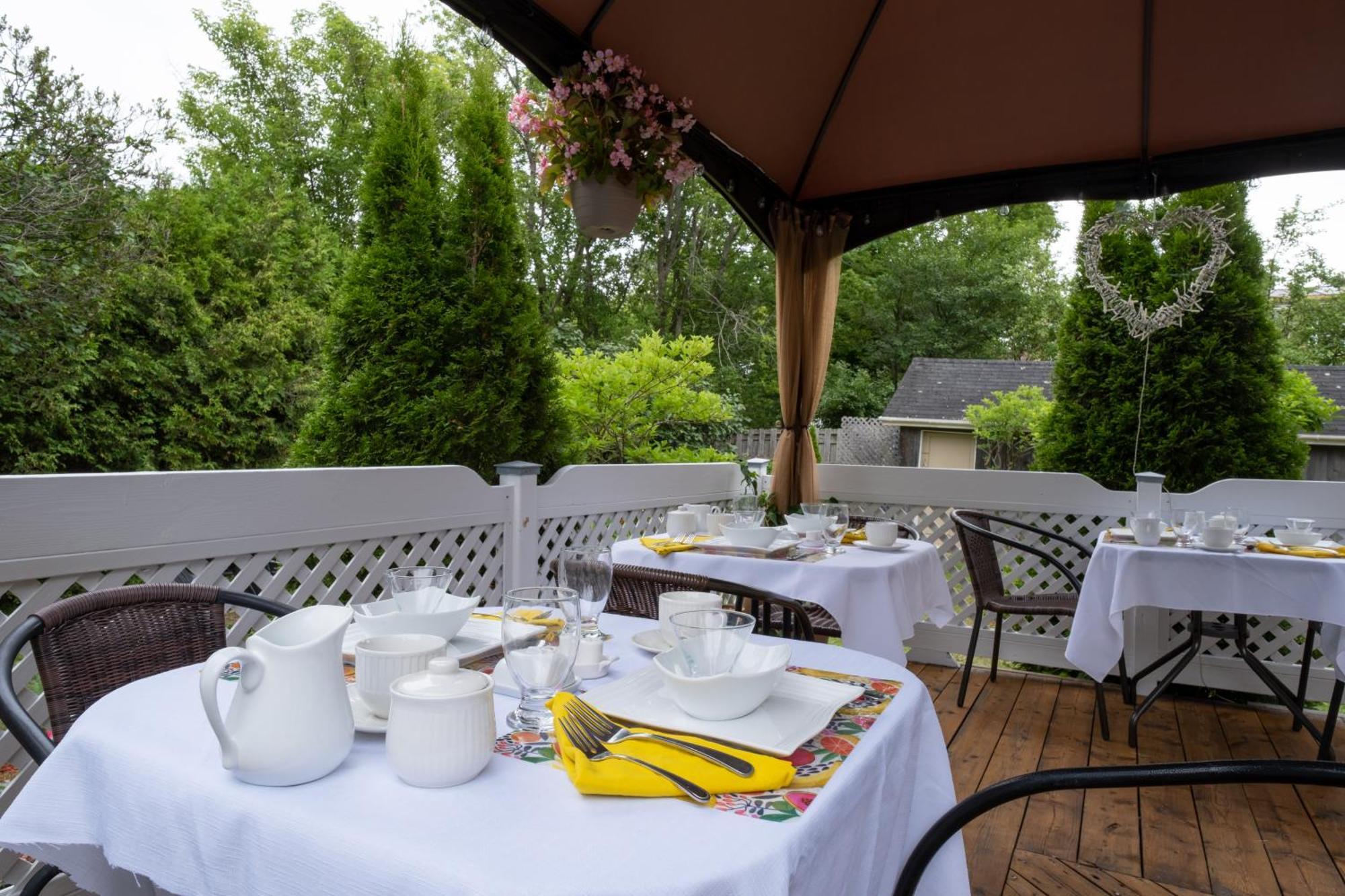 Au Coq Du Bonheur Bed & Breakfast Magog Luaran gambar