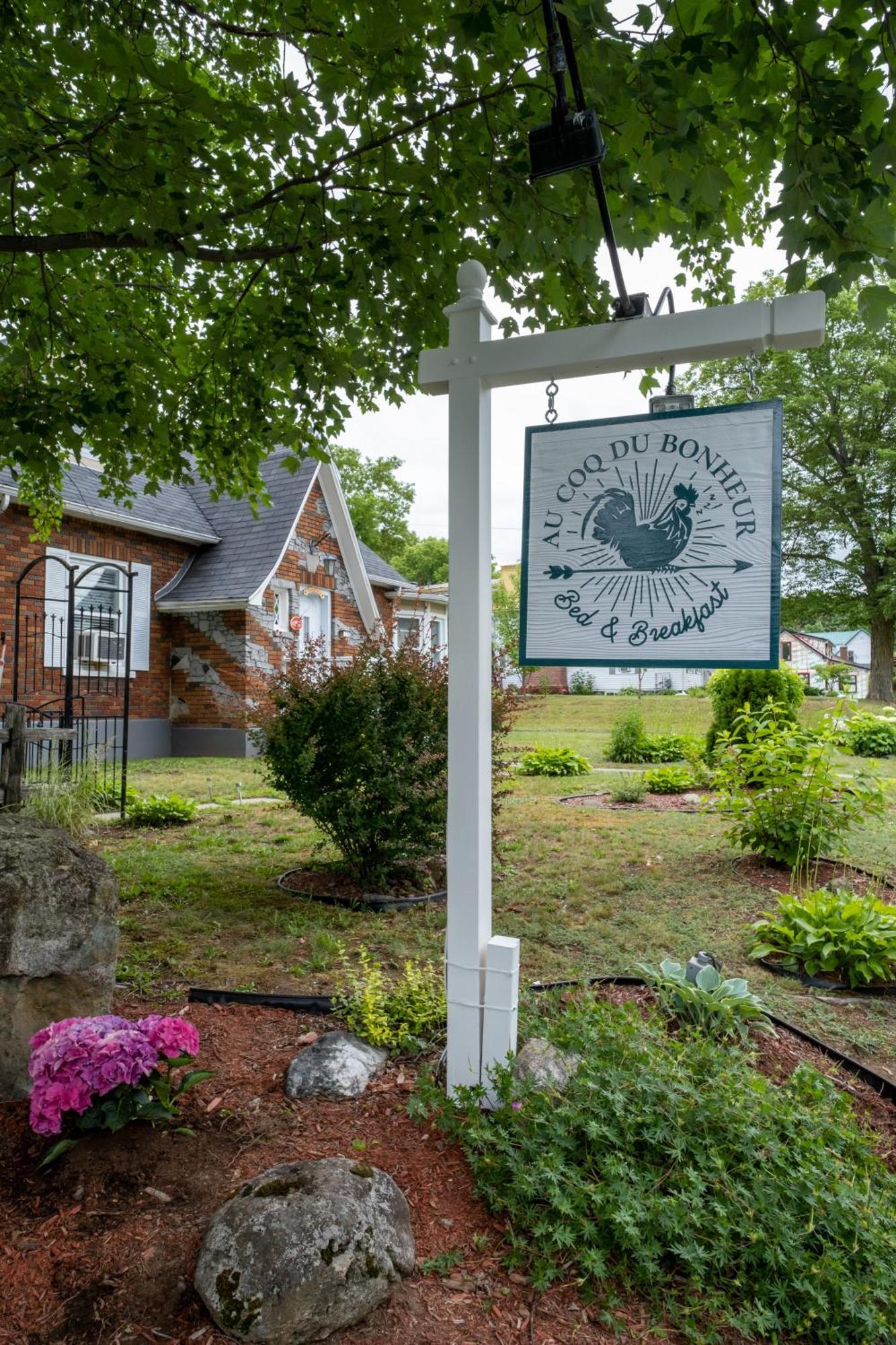 Au Coq Du Bonheur Bed & Breakfast Magog Luaran gambar